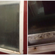 La caca envuelta en papel higiénico tras la ventana y el hueco donde quedó atrapada la chica. Imagen: Liam Smyth / GoFundme